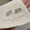 Brincos de Laço Micro-Incustados com Zircônia Estilo Luxo Leve, Design Exclusivo em Renda Vazada Francesa, Brincos de Moda de Alta Qualidade para Mulheres