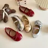 Sapatos de couro infantis 2026 primavera e outono novos estilo coreano para meninas, sapatos de princesa de sola macia com laço, sapatos casuais antiderrapantes da moda