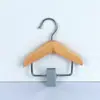 Mini cabide de madeira para animais de estimação com clipes de metal para pendurar roupas em filhotes de cachorro e gato, adequado para pet shops