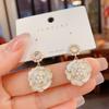 Pendientes elegantes de camelia con perlas de Corea del Sur, pendientes de lujo ligeros de alta calidad para celebridades en línea, exquisita joyería de plata con aguja que combina con todo.