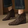 Botas Curtas Retro com Estampa de Leopardo Outono/Inverno 2026 para Mulheres Salto Baixo Solado Macio Resistente ao Desgaste Confortáveis Com Pelúcia Quente Moda Botas de Cano Curto
