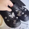 Accesorios para Zapatos Tipo Clog de Estilo Nuevo con un Toque de Alta Gama, Dijes Brillantes de Mariposa con Pedrería Estilo Ins, Hebilla Decorativa para Zapatos de Mariposa Negra y Blanca Oscura para DIY