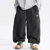 Calça comprida masculina, novo estilo outono 2026, calça casual estilo coreano com etiqueta de couro, calça jogger versátil para bebês e crianças maiores, moderna