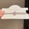 Pulseira fecho de garra com pingente de flor de trevo de zircônia, pulseira de nicho de luxo leve, acessório de mão versátil de temperamento requintado de alta qualidade