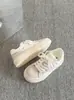 Tênis simples e estiloso de design de nicho estilo coreano para estudantes mulheres, novo modelo da primavera de 2026, sapatos casuais versáteis para o dia a dia