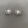 Pendientes de botón de margarita con diseño único de nicho, estilo de lujo ligero, pendientes versátiles y de alta gama de colores esmaltados