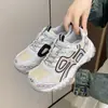 Zapatos deportivos versátiles para mujer, suela gruesa, casual, moda de verano, zapatillas de entrenamiento alemanas, transpirables y ligeros, estilo "dad shoes", nuevo diseño de malla 2026