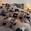 Conjunto de quatro peças em pele de coelho grau A, apresentando a cor Melard, edredom de alta densidade, forrado com fleece e espesso, juntamente com um conjunto de três peças em veludo de leite para aquecimento e um lençol com elástico