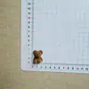 Nuevo accesorio de oso marrón de peluche de dibujos animados lindo DIY pegamento de crema pinza para el pelo de niña llavero para zapatos y bolsos Crocs