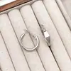 Brincos de Metal com Acabamento de Luxo, Argolas Geométricas Lisas, Estilo Minimalista Versátil e Único, Brincos Exagerados para o Dia a Dia, Argolas de Nicho