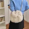 Bolso de felpa para debajo del brazo para mujer, bolso de hombro de diseño de nicho de alta gama, bolso de mano versátil y moderno, bolso peludo, bolso tipo dumpling