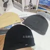 Gorro casual estiloso estilo coreano com logo de metal, elegante e versátil, faz o rosto parecer menor, cool e estiloso, perfeito para outono e inverno