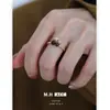 Anillo Exquisito Retro Estilo Maillard con Piedra Ojo de Tigre Cereza para Mujer, Lujo Ligero, Moda Diaria, Versátil y de Alto Índice