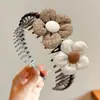 Cor de café com leite tecido plissado presilha de cabelo dentada design de dentes antiderrapante acessório de cabelo feminino suave para combinar em ambientes externos
