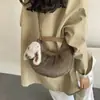 Bolsa Fofa Feminina 2026 Outono/Inverno Nova Grande Capacidade Ombro Único Bolsa de Axila Tendência Moda Versátil Bolsa Transversal de Pelúcia