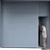 Puerta de persiana enrollable eléctrica de aleación de aluminio de doble capa con una puerta pequeña adicional, diseñada para resistencia al viento, prevención de robos y operación automática; adecuado para garajes, fábricas y aplicaciones industriales como puerta elevable