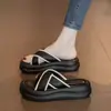 Ropa exterior bordada de estilo nacional Sandalias y pantuflas de suela gruesa para mujer Novedad 2024 Sandalias de playa para usar con vestido de verano Blanco y negro Chanclas de una tira