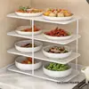 Suporte multifuncional de vários níveis para preparação e armazenamento de utensílios de cozinha, incluindo tigelas, pratos, panelas quentes, travessas e legumes.