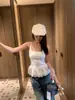 Camisola de encaje estilo dulce con retazos, cuello en U, copas extraíbles y hermosas tiras cruzadas en la espalda