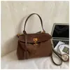 Bolsa de ombro com aba e fecho de metal em camurça para comércio exterior, bolsa transversal, design de alta qualidade, grande capacidade, bolsa de mão feminina, personalização de fábrica