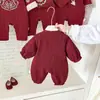 Novo macacão de bebê estilo chinês com bordado de padrão de bambu vermelho, adequado para celebrações de 100 dias e um ano, disponível para meninos e meninas, versão primavera e outono