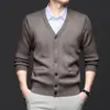 Suéter liso para hombre en stock, cárdigan de punto de calidad, engrosado de un solo botón con cuello en V y bolsillos reales, suéter para hombre