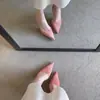 Zapatos de tacón de aguja de ante con punta fina, estilo nuevo para la primavera de 2026, con un aire de moda francesa y sexy para bellezas