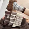 Calcetines Bordados de Oso Polar Imitación Cachemir para Mujer, Rayas en Contraste, Estilo Retro Japonés de Media Pantorrilla, Calcetines de Caña Alta Cálidos y Versátiles para Mujer