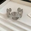 Pulseira de Metal com Textura e Abertura Espiral Redonda Moda Transfronteiriça Europeia e Americana Pulseira Simples Joia Leve de Luxo de Alta Qualidade para Mulheres