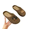 Chinelos femininos de salto baixo para uso externo, sandálias Birkenstock casuais de sola reta e bico fechado, tamancos novos para primavera/verão atacado