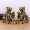 Adornos de Qilin de Latón que Traen Riqueza: Un par de adornos Qilin de latón ennegrecido con lingotes de dinero, regalo de decoración para el hogar