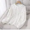 Camisa branca de bolinhas de manga comprida para mulheres, novo estilo coreano de primavera e outono, gola redonda com babados, corte solto, modeladora, blusa casual de bolinhas