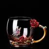Copo de vidro estilo europeu decorado com esmalte de rosa, uma peça criativa e decorativa para uso doméstico, perfeito como presente de Dia dos Namorados, uma taça para servir bebidas ou um copo de água.