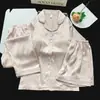 Conjunto de três peças com estampa de gato preto de desenho animado, almofadas no peito, seda gelo e neve, novo estilo de pijama primavera e verão para mulheres, roupão com lapela, pode ser usado fora de casa