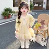 Conjunto de duas peças estilo coreano para meninas: cardigã floral e saia de tule, nova coleção primavera/outono 2026, roupa infantil da moda para meninas pequenas