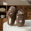 Pantufas de algodão internas com tema de urso de desenho animado para mulheres, novo estilo outono/inverno 2026, com forro de fleece adicionado para aquecimento, solas macias e disponíveis como conjunto para casais para homens