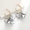 Pendientes de Pétalos con Pintura en Spray que Conserva el Color Rojo Rosa Perlado Estilo Europeo y Americano Modernos Exagerados de Gama Alta Pendientes de Flor de Color Caramelo