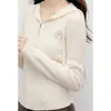 Suéter de punto liso con capucha estilo coreano, chic y moderno, 2026 otoño, camiseta básica de manga larga ajustada, simple y de lujo ligero