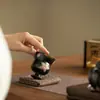 Taza de té de cerámica negra lisa con diseño pintado en oro, pintada a mano, adecuada para uso doméstico, para disfrutar del té y las ceremonias del té