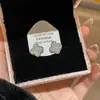 Pendientes de flor de circón con aguja plateada Pendientes coreanos simples de alta gama diseño de lujo ligero pendientes Joker de nicho al por mayor