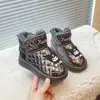 Botas de neve femininas com fleece adicionado e espessamento, novo estilo Nordeste 2026, sapatos de algodão quentes grandes infantis de inverno, botas de algodão antiderrapantes para meninas