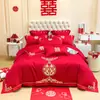 Juego de boda de tela cepillada hipoalergénica en rojo brillante, funda de edredón con bordado pesado de estilo chino exquisito, juego de ropa de cama de cuatro piezas para recién casados