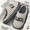 Pantuflas de algodón bordadas con capibara a rayas para mujer, pantuflas de felpa gruesas y silenciosas para el hogar de otoño e invierno, pantuflas cálidas estilo pareja
