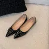 Versión de Piel de Vaca 2025 Primavera y Verano Nuevos Elegantes Punta Fina Estilo Dama Hebilla en V Versátiles Zapatos Planos de Boca Baja para Mujer Piel Genuina