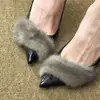 2026 Novos Sapatos Pretos Peludos de Salto Alto para Outono e Inverno para Mulheres com Bico Fino, Sexy e Elegantes, com Saltos Finos que São Confortáveis e Não Cansam Seus Pés