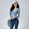 Conjunto de yoga feminino com gola redonda e sutiã embutido, top de manga longa, calça de yoga de cintura alta que modela o corpo, e um conjunto de duas peças para Pilates