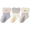 Meias para recém-nascidos, coleção outono/inverno, meias de algodão penteado sem costura para bebês, design fofo de desenho animado, algodão grau A, meias para bebês para outono e inverno