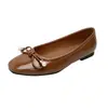 Versión de Piel de Vaca del Mismo Estilo que Frida Girl~Zapatos de Ballet de Cuero Exquisitos con Perlas, Punta Cuadrada, Moño y Escote Bajo