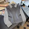 Suéter de tricô feminino falso duas peças, novo estilo primavera e outono 2026, gola polo, design curto solto, adequado para figuras petites, peça de sobreposição