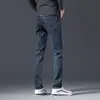 Jeans grises y azules de alta gama elegantes de Hong Kong para hombre, verano 2026, finos, corte slim, rectos, elásticos, versátiles.
